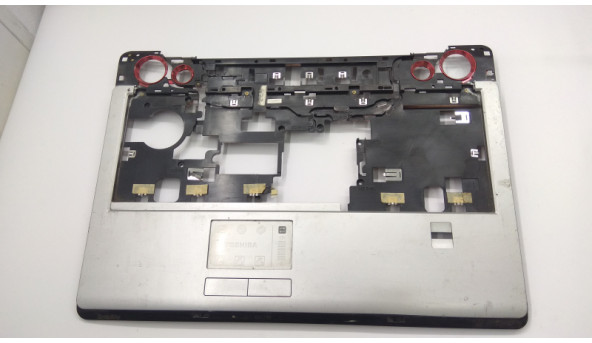 Середня частина корпуса для ноутбука Toshiba Satellite X205-S9349, 17.0", K000050880, Б/В. Одне кріплення має тріщини (фото). Відсутня верхня панель.