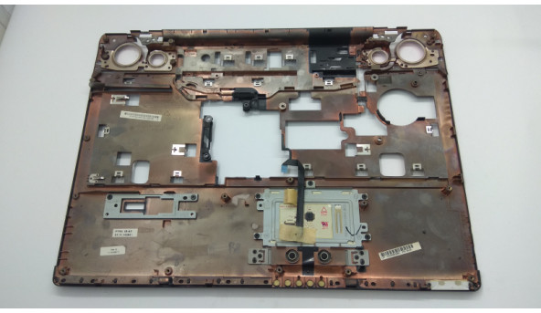 Середня частина корпуса для ноутбука Toshiba Satellite X205-S9349, 17.0", K000050880, Б/В. Одне кріплення має тріщини (фото). Відсутня верхня панель. - 309241