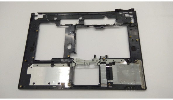 Середня частина корпуса для ноутбука HP Compaq Nx8220, 15.0", 6070A0096601, Б/В. Всі кріплення цілі. Відсутня верхня панель та тачпад. Та зламана частинка корпуса (фото). - 309361