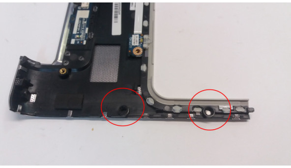 Накладка, на середню частину корпуса для ноутбука HP Pavilion Dv7-1000, ap03w000f00, 4559JW32L01, 4559LB32L01, 4559JY32L01, Б/В, Пошкоджено два кріплення. - 309721