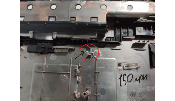 Нижня частина корпуса для ноутбука Acer TravelMate 4750, 14.0", 604NR05003, б/в. Зламане одне кріплення (фото), та є пошкодження біля кріплення шахти (фото)