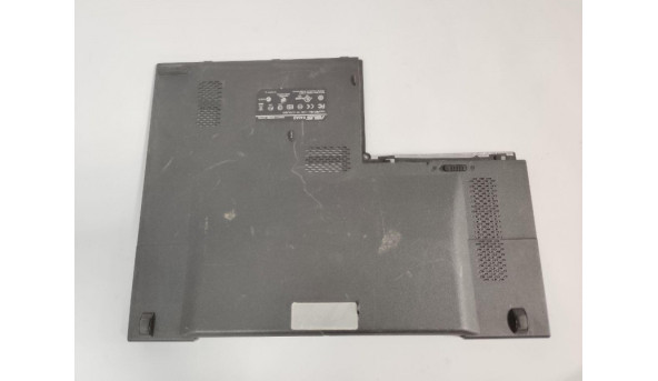 Сервісна кришка, для ноутбука Asus K40, K40AB, K40AD, K40AF, K40IN, K40IJ, K40IL, 13N0-EIA0701, 13GNVJ10P041, Б/В, В хорошому стані, без пошкодженнь. Є подряпини.