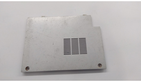Сервісна кришка для ноутбука Lenovo 3000 N100, APZHY000300, Б/В. В хорошому стані, без пошкоджень. Є подряпини та потертості.