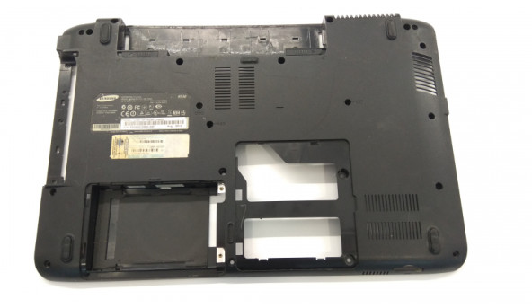 Нижня частина корпуса для ноутбука Samsung R530, NP-R530,  15.6", BA81-08526A, Б/В. Всі кріплення цілі. Без пошкоджень.