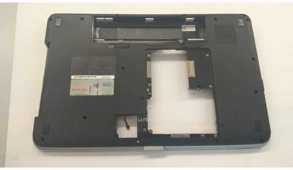 Нижня частина корпуса для ноутбука Dell Vostro 1015, 15.6", CN-0YMCXM, Б/В. Всі кріплення цілі. Без пошкоджень.