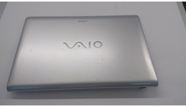 Кришка матриці корпуса для ноутбука Sony Vaio PCG-61611M, 15.5", 3GNE7LHN000, Б/В. Всі кріплення цілі. Без пошкоджень. Відсутня права заглушка. Присутні подряпини.