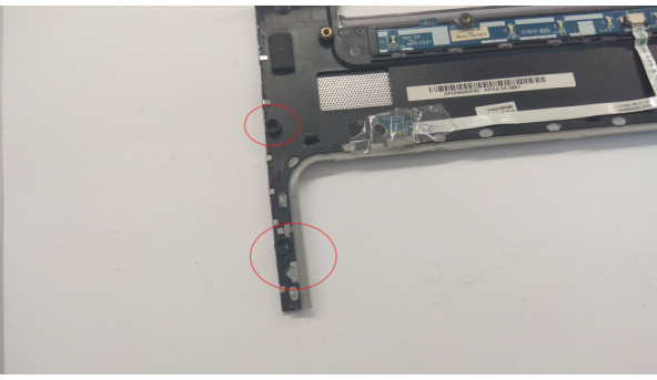 Накладка, на середню частину корпуса для ноутбука HP Pavilion Dv7-1000, AP03W000F00, Б/В, відсутні бочки, але кріплення цілі. - 310039