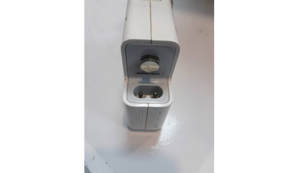 Зарядний пристрій для Apple Model: A1330, Input: 100-240V-1.5A, 60W, 50-60Hz, Output: 16.5V-3.65A. Робочий. Пошкоджений шнур зарядки (фото) - 310069