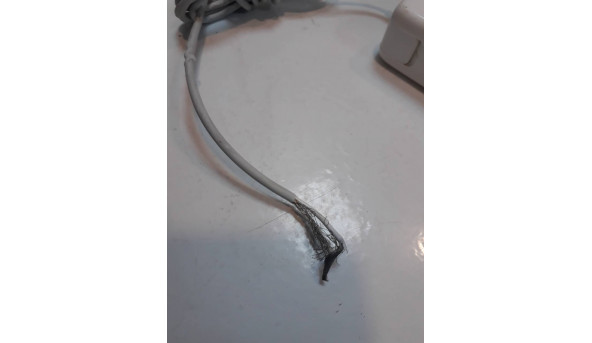 Зарядний пристрій для Apple Model: 1184, 1234, 1343, 1344, 1172, 1290, 1436, 1184, 1330, Input: 100-240V-1.5A, 60W, 50-60Hz, Output: 16.5V-3.65A. Пошкоджений шнур зарядки (фото) - 310070
