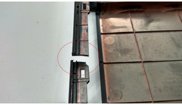 Нижня частина корпуса для ноутбука Dell Inspiron N5040, 15.6", 60.4IP05.014, Б/В. Всі кріплення цілі. Зламане кріплення батареї (фото), та кріплення CD/DVD. Є сліди злиття.