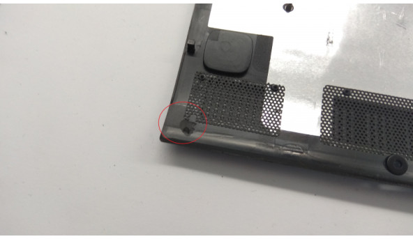 Сервісна кришка для ноутбука Lenovo Z70, AP0U1000400, Б/В. Зламані два кріплення (фото). Має подряпини. - 310226