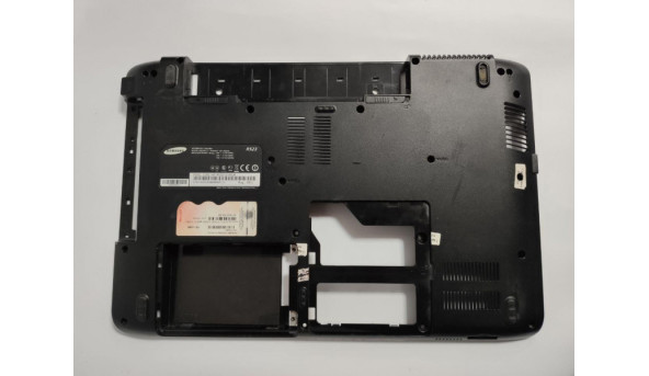 Нижня частина корпуса для ноутбука Samsung NP-R523L, R523, 15.6", BA81-11215A, б/в. Два кріплення мають тріщини (фото), продається з перехідником для CD/DVD привода