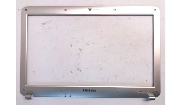 Рамка матриці корпуса для ноутбука Samsung R523, R525, R528, R530, R538, R530, R540, RV510, BA75-02376A, Б/В.   Має потертості та подряпини, кріплення всі цілі.