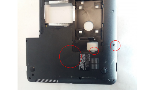Нижня частина корпуса для ноутбука  Toshiba Satellite L870, 15.6", H000037400, 13n0-zxa0201, Б/В.Зламані 4 кріплення, велика трішина.