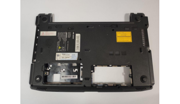 Нижня частина корпуса для ноутбука Medion Akoya P6630, MD98560, 15.6", 604GU22003, Б/В. Зламане одне кріплення решітка радіатора, та роз'єм CD/DVD  (фото).