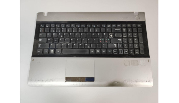 Середня частина корпуса для ноутбука Samsung RV511, RV515, RV520, 15.6", BA81_12683A, CNBA5902942, Б/В. Є потертості, без пошкодженнь. Продається з протестованою клавіатурою, не працюють клавіші Caps Lock, Shift-2шт,  N.