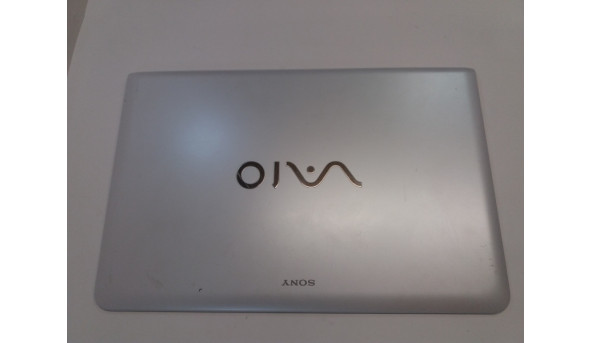 Кришка корпуса для ноутбука Sony Vaio SVE171, 42.4mr09.011, Б/В. Всі кріплення цілі, Зламані заглушки завіс, подряпини,потертості.