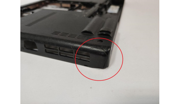 Нижня частина корпуса для ноутбука Lenovo ThinkPad E520, 15.6", 60.4MI04.002, Б/В. Є пошкодження та зламані два кріплення (фото).