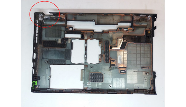 Нижня частина корпуса для ноутбука Lenovo IBM Lenovo ThinkPad T530, 15.6", 60.4QE01.003, Б/В. Зліва зверху трішина, зламана рішітка радіатора. - 310871