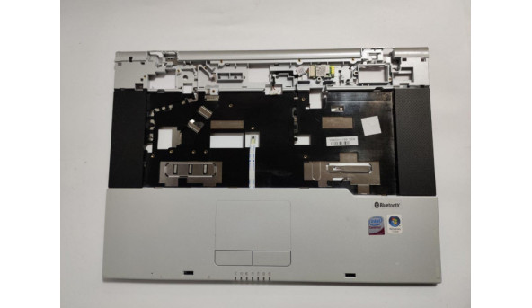 Середня частина корпуса для ноутбука Fujitsu Siemens Esprimo V6535, 15.4", 60.4J012.002, б/в. Кріплення цілі, є незначне пошкодження. Продається з платою Bluetooth