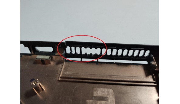 Нижня частина корпуса для ноутбука Dell Inspiron 15, 3521, 15.6", CN-064XVX, AP0SZ000400, Б/В. Зламане кріплення CD/DVD (фото), та решітка радіатора (фото). Є тріщина (фото). - 312569