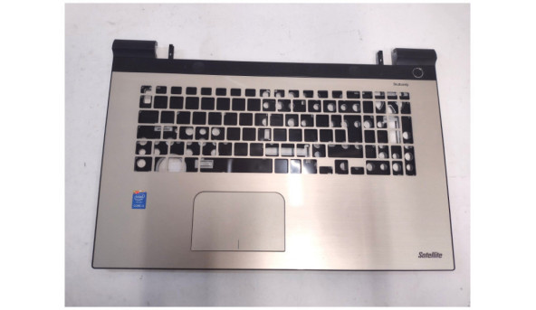 Середня частина корпуса без клавіатури та тачпадом для ноутбука Toshiba Satellite L70, 13N0DQAC014, H000081860, 13N0DQAP012, H000081830, L153541YB0744, Б/В, Всі кріплення цілі, в хорошому стані.