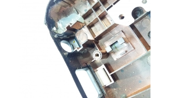 Нижня частина корпуса для ноутбука DELL Vostro 3560, V3560, P24F, CN-0RH8VG, Б/В, кріплення цілі, має незначні вмятини та трішини по кутах, пошкоджена решітка радіатора.