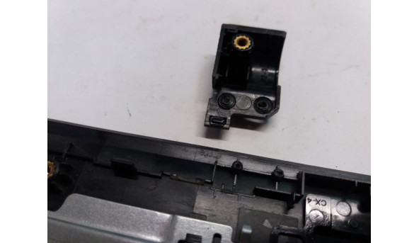 Середня частина корпуса для ноутбука Acer Aspire E1-532G, E1-522G, E1-570G, E1-572G, Packard Bell EasyNote TE69HW, V5WT2, V5WE2, AP0VR000781, FA0VR000801, Б/В. Пошкоджена заглушка завіс (фото) - 313564
