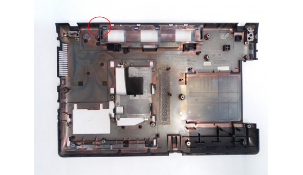 Нижня частина корпуса для ноутбука Samsung NP305E7A, BA75-03350A, Б/В. Всі кріплення цілі.Тріщина над батареєю (фото) - 313683
