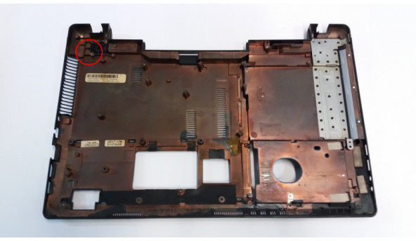 Нижня частина корпуса для ноутбука Asus X53S, 15.6", 13GN3C1AP031-1, Б/В. Має пошкоджене одне кріплення, та решітку радіатора, подряпини, потертості.