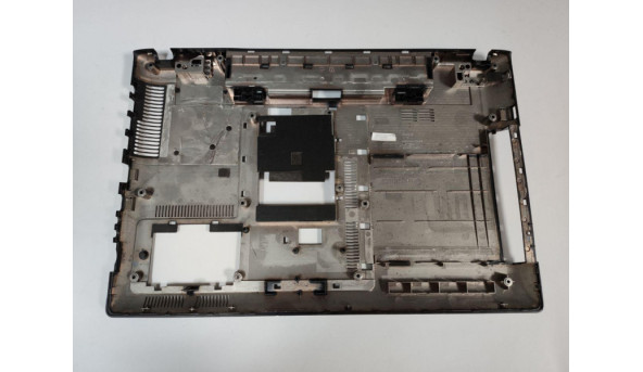 Нижня частина корпуса для ноутбука Samsung RV515, NP-RV515, 15.6", BA81_1266A, BA75-02842B, Б/В. В хорошому стані. Всі кріплення цілі. з пошкодженнь  лише подряпини знизу