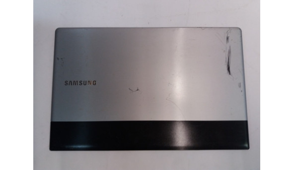 Кришка матриці корпуса для ноутбука Samsung NP305E7A, BA75-03355A, Б/В. Всі кріплення цілі, подряпини, потертості.