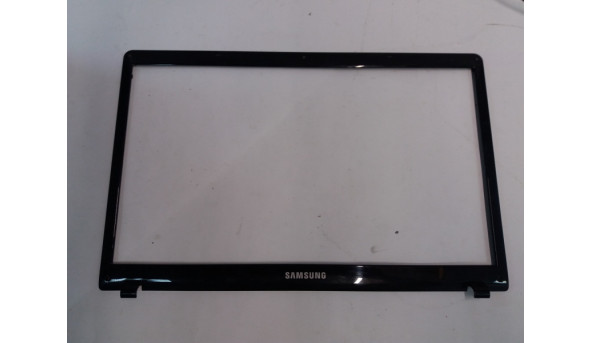 Рамка матриці корпуса для ноутбука Samsung NP305E7A, BA75-03363B, Б/В. Всі кріплення цілі, без пошкоджень.