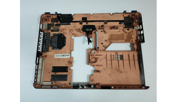 Нижня частина корпуса для ноутбука Toshiba Satellite M305D-S4829, 14.1", ZYE3CTE1B, Б/В. Є тріщинка посередині корпуса (фото), та одне кріплення має тріщину