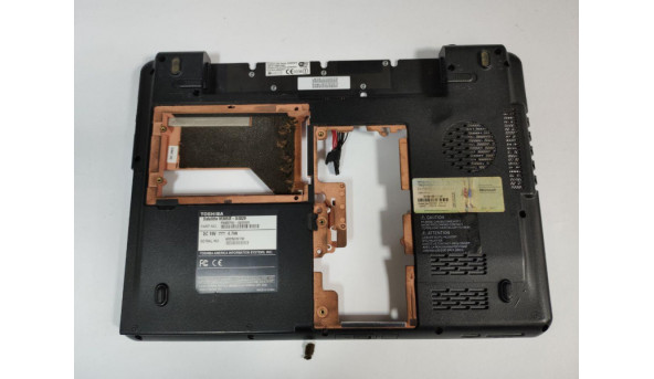 Нижня частина корпуса для ноутбука Toshiba Satellite M305D-S4829, 14.1", ZYE3CTE1B, Б/В. Є тріщинка посередині корпуса (фото), та одне кріплення має тріщину