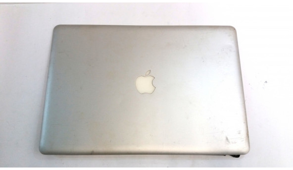 Кришка корпуса разом з матрицєю, шлейфами, завісами та веб-камерою для ноутбука MacBook A1286, 15", Б/В. Пошкоджені дві ніжки на шлейфі. Має пошкодження на декоративній заглушці завіс, подряпини на матриці від клавіатури, подряпини на кришці (фото).