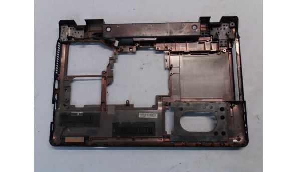 Нижня частина корпуса для ноутбука  Asus X64V, N61VN, 16", 13N0-FMA0911, 13GNWF1AP081-2, Б/В, кріплення цілі, трішина DVD та HDMI (фото).