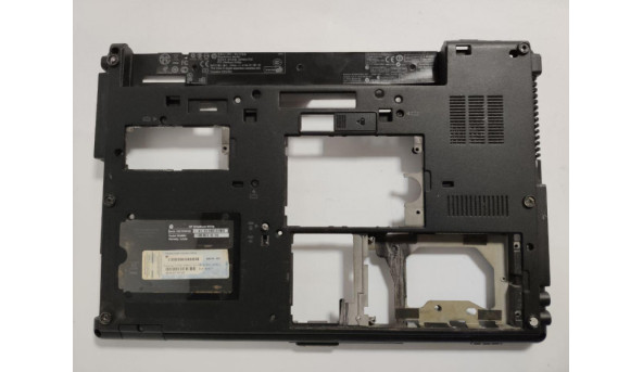 Нижня частина корпуса для ноутбука HP EliteBook 8540p, 15.6", AP07G000100, 595774-001, б/в. Правий кут має незначне пошкодження