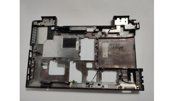 Нижня частина корпуса для ноутбука Lenovo B560, 15.6", 60.4JW05.003, б/в. Кріплення цілі, продається з роз'ємом живлення (фото) та USB роз'ємом. Решітка радіатора має тріщинку (фото), та пошкоджений кут (фото)