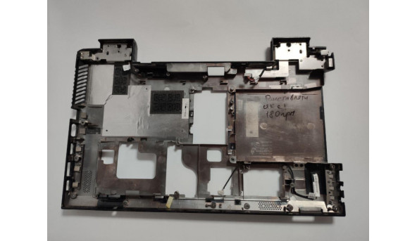 Нижня частина корпуса для ноутбука Lenovo B560, 15.6", 60.4JW05.003, б/в. Кріплення цілі, продається з роз'ємом живлення (фото) та USB роз'ємом. Решітка радіатора має тріщинку (фото), та пошкоджений кут (фото) - 318777