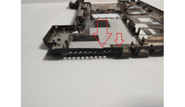 Нижня частина корпуса для ноутбука Lenovo B560, 15.6", 60.4JW05.003, б/в. Кріплення цілі, продається з роз'ємом живлення (фото) та USB роз'ємом. Решітка радіатора має тріщинку (фото), та пошкоджений кут (фото)