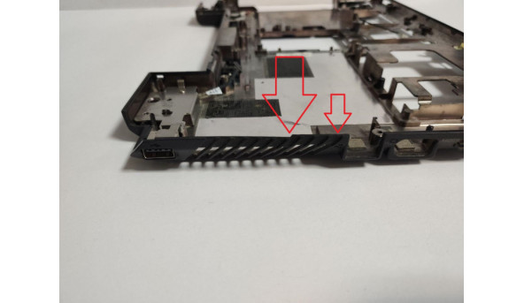 Нижня частина корпуса для ноутбука Lenovo B560, 15.6", 60.4JW05.003, б/в. Кріплення цілі, продається з роз'ємом живлення (фото) та USB роз'ємом. Решітка радіатора має тріщинку (фото), та пошкоджений кут (фото) - 318777