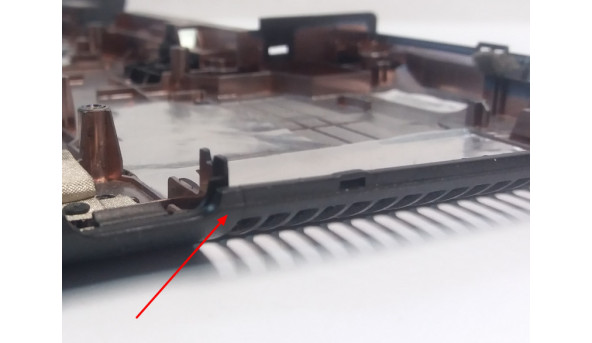 Нижня частина корпуса для ноутбука Toshiba Satellite C850, 15.6", H000038470, 13N0-ZWA0302, б/в. Зламане одне кріплення, та тріщинка (фото)