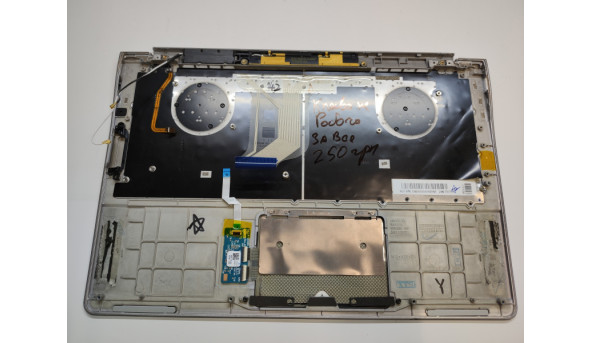 Середня чаcтина корпуса для ноутбука Samsung NP900X3D, 13.3", BA61-01803US, Б/В. В хорошому стані, без пошкоджень. Продається разом з не робочою клавіатурою. Клавіатура має деформацію. - 319314