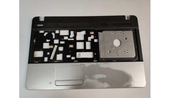 Середня чаcтина корпуса для ноутбука Packard Bell Easynote TE11H C-B822G, Q5WTC, 15.6", AP0PI000300, Б/В.  Зламані верхні кріплення (фото), та є потерта лицьова частина.