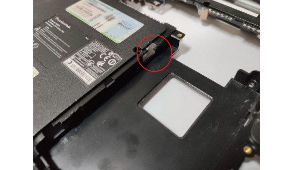 Нижня частина корпуса для ноутбука Packard Bell Easynote TJ65, MS2273, 15.6", WIS604FM0800, Б/В. В хорошому стані, є незначне пошкодження біля кріплення HDD (фото). - 319484