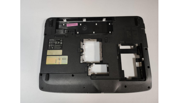 Нижня частина корпуса для ноутбука eMachines E520, KAWE0, 15.4", AP05W000400, Б/В. Кріплення біля батареї мають тріщини.