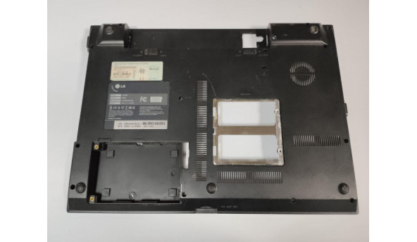 Нижня частина корпуса для ноутбука LG LGR50, R500, 15.4", MBN36568801, Б/В. Є незначна тріщинка на решітці радіатора.
