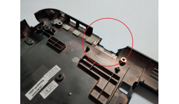 Нижня частина корпуса для ноутбука Samsung X520, NP-X520, 15.6", BA75-02299A, BA81-07572A, Б/В. Є незначне пошкодження на решітці радіатора (фото), та зламана частина корпуса (фото). - 319661