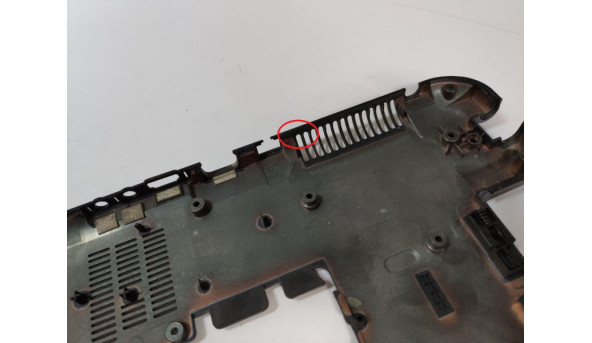 Нижня частина корпуса для ноутбука Samsung X520, NP-X520, 15.6", BA75-02299A, BA81-07572A, Б/В. Є незначне пошкодження на решітці радіатора (фото), та зламана частина корпуса (фото). - 319661